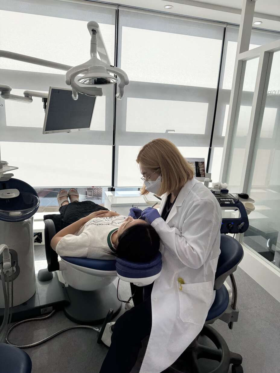 치과에서 진료 중인 김민희 후원자